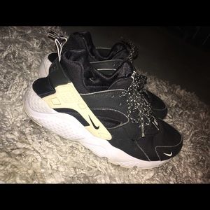 Black Nike Huarache 6Y